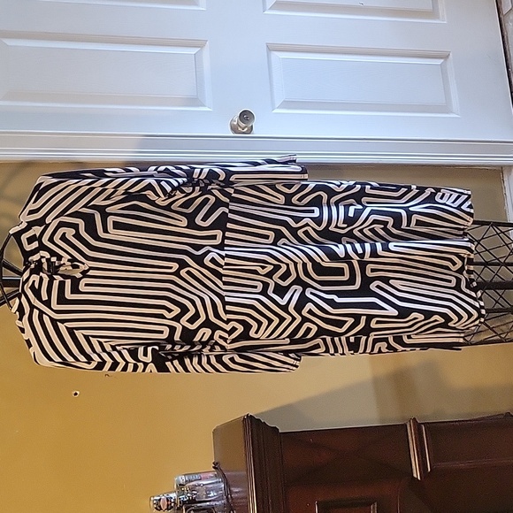 Beautiful black and white Aztec design midi dress - Picture 4 of 4